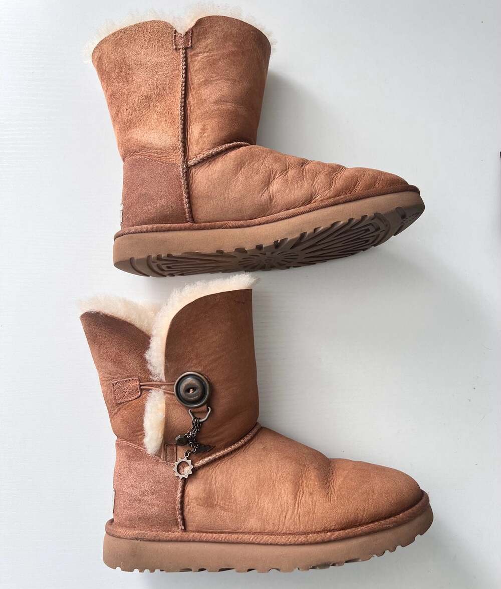 UGG Classic Short II Boots in Chestnut